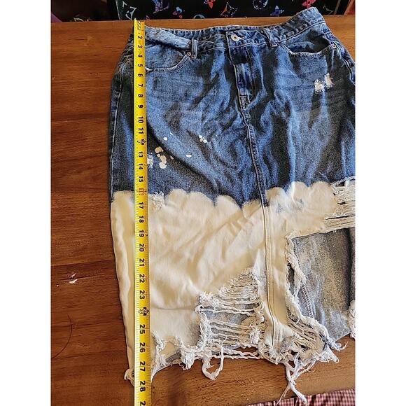 Ashley Stewart Women's Distressed Denim Skirt Size 16 Fringe Acid - Picture 6 of 8